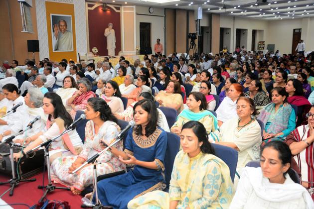 Devotees of Sadhu Vaswani sing prayer songs at Sadhu Vaswani Mission on the occasion of international meatless day a in Pune on November 25. (Shankar Narayan/HT PHOTO)
