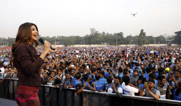 Shilpa Shetty Kundra, Bollywood star and fitness enthusiast addresses the participants during the Bajaj life Plankton to create a Guinness world record for the most number of people holding the abdominal plank position simultaneously for one minute at AFMC ground Wanowrie  November 25 (Rahul Raut/HT PHOTO) 