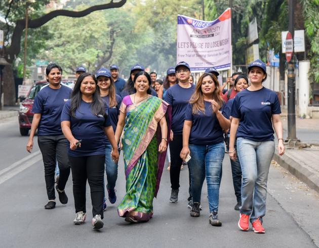 Medha Kulkarni along with the participants during the anti- obesity march organised by Vibes, a slimming, beauty and laser clinic on FC road in Pune on November 25. (Sanket Wankhade/HT PHOTO) 