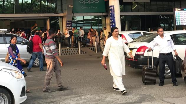 A file photo of passengers at the Lohegaon international airport.(HT PHOTO)