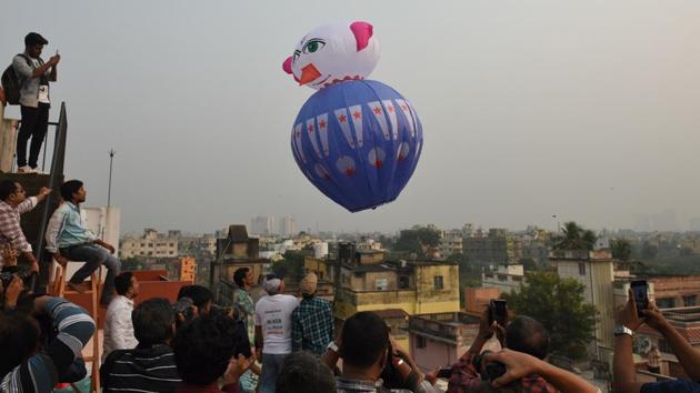 The fanush in its most conventional shape also resembles the hot air balloon, but the ingenuity and skill of master fanush makers –of which hardly any remain –has brought about lanterns that showcase complex design, shapes and themes. (Arijit Sen / HT Photo) The fanush in its most conventional shape also resembles the hot air balloon, but the ingenuity and skill of master fanush makers –of which hardly any remain –has brought about lanterns that showcase complex design, shapes and themes. (Arijit Sen / HT Photo)