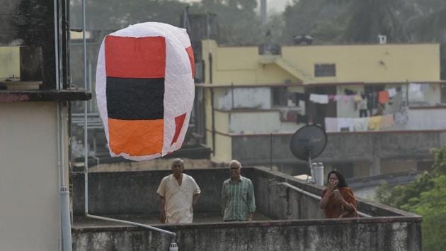 While Chinese imports have taken over this craft also, the fragile and delicate fanush still has fans keeping it alive as a non-polluting and clean means of celebration. Some households in North Calcutta still maintain a decades old tradition of releasing them on the afternoon of Kali Puja day. (Arijit Sen / HT Photo) While Chinese imports have taken over this craft also, the fragile and delicate fanush still has fans keeping it alive as a non-polluting and clean means of celebration. Some households in North Calcutta still maintain a decades old tradition of releasing them on the afternoon of Kali Puja day. (Arijit Sen / HT Photo)