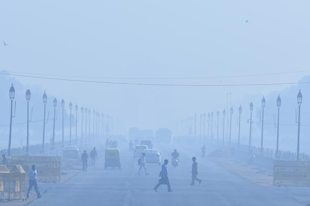 Though Delhi’s air quality is likely to worsen on Tuesday and Wednesday after being ‘very poor’ on Monday, November 26, chances of it breaching the ‘severe’ mark are less this time.(Sanchit Khanna/HT Photo)