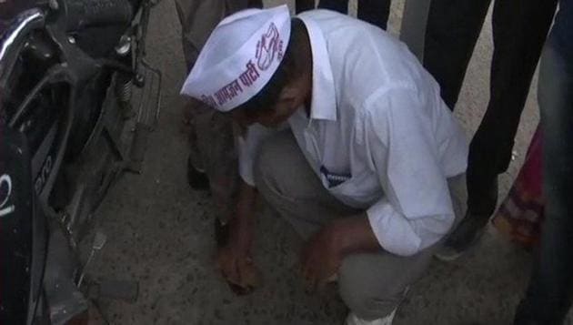 Madhya Pradesh assembly elections 2018: Sharad Singh Kumar of the Rashtriya Aamjan Party is contesting on the election symbol of a shoe and has garnered attention owing to his unique style of campaigning.(ANI/Twitter) Madhya Pradesh assembly elections 2018: Sharad Singh Kumar of the Rashtriya Aamjan Party is contesting on the election symbol of a shoe and has garnered attention owing to his unique style of campaigning.(ANI/Twitter)