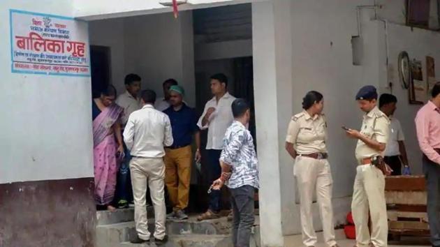CBI officials at the Muzaffarpur shelter home, where 34 minor girls were allegedly raped.(PTI File Photo)