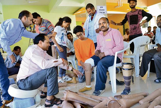 Veer Agarwal (in orange) raised <span class='webrupee'>₹</span>14 lakh to donate around 300 prosthetic legs and wheelchairs to the physically challenged in the state.(HT PHOTO)