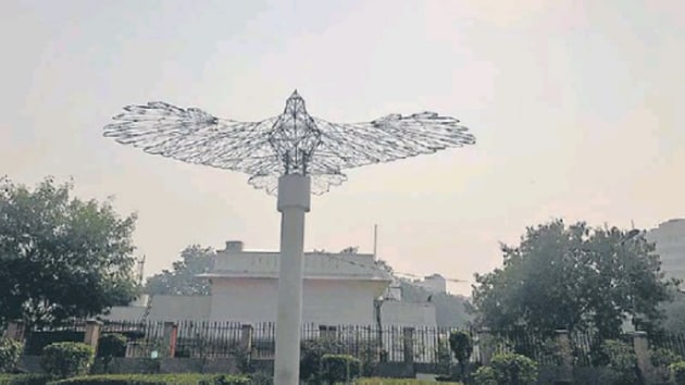 The plaza in central Delhi, right outside the Mandi House Metro station, has an art installation -- a giant eagle made of wires.(HT Photo)