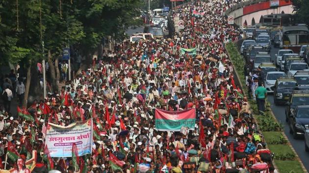 Farmers march during a protest rally demanding loan waivers and the transfer of forest lands to villagers who have farmed there for decades, Mumbai, November 22(REUTERS)