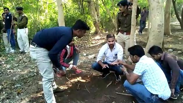 Police and forensic team recover bones of a five-year-old girl, who was allegedly raped and killed on September 23, 2013, from Kampu area in Gwalior, Madhya Pradesh on Saturday, November 24, 2018.(Mujeeb Faruqui/HT Photo)