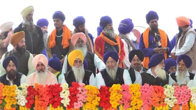 SGPC President Gobind Singh Longowal and leaders of various Sikh organizations during foundation laying ceremony of Kartarpur corridor at Dera Baba Nanak in district Gurdaspur, Amritsar, Punjab on Monday.(Sameer Sehgal/Hindustan Times)