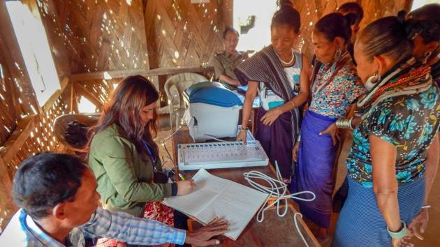 Electoral officials demonstrate how to use an Electronic Voting Machine (EVM) at Kasko Reang refugee camp, in Panisagar sub-division of Mizoram Sunday, Nov. 25, 2018. Assembly election in Mizroram is slated for November 28, 2018.(PTI)