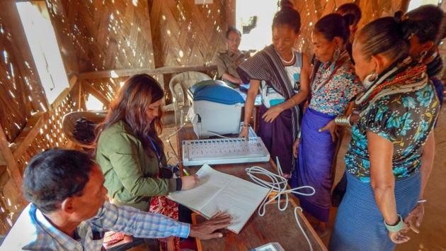 Electoral officials demonstrate how to use an Electronic Voting Machine (EVM) at Kasko Reang refugee camp, in Panisagar sub-division, Nov. 25, 2018.(PTI)