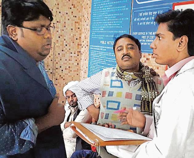 Family members of Ayoshna Kundu reached AIIMS on Tuesday to receive her body. Kundu’s father has donated her eyes.(Vipin Kumar/HT Photo)