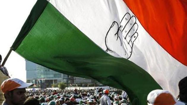 Supporters of Congress holding a huge flag attend an election campaign rally.(Reuters Photo)(Reuters)