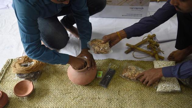 The kit can be used by most traditional Hindu communities as well as by followers of the Sikh faith. “Online companies are starting to affect our business,” Shinde added. His competitors include Ahmedabad startup Mokshshil and Kolkata-based Anthyesti, the latter offering a similar package, booking crematoriums, priests and transport to the funeral. (Indranil Mukherjee / AFP)