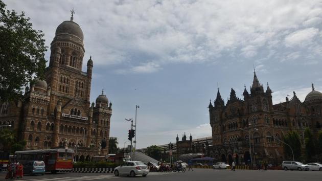The area near CSMT will be demarcated for pedestrians and will ensure better use of unused road space like at New York’s Times Square (inset).(Aalok Soni / Hindustan Times File)