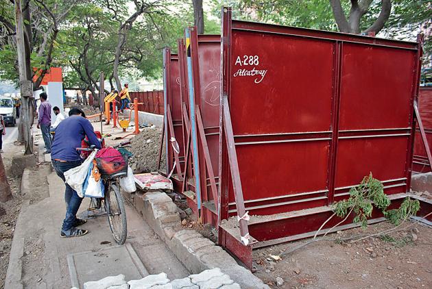 The corporation spent crores of rupees on these footpaths which might be damaged in the ongoing Metro work.(Praful Gangurde/ HT)