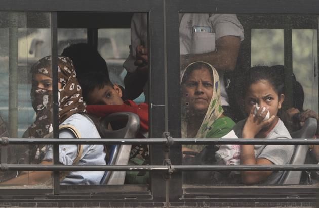 Commuters cover their face to protect themselves from Delhi's toxic air pollution.(Biplov Bhuyan/HT file photo)