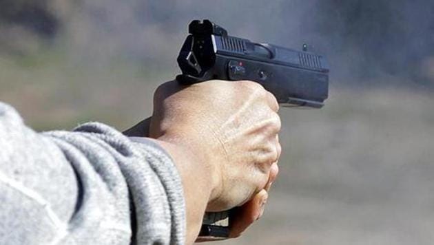 A man was robbed by a gang after they kidnapped him at gunpoint outside his office in Haryana’s Bilaspur.(Reuters File / Representative) A man was robbed by a gang after they kidnapped him at gunpoint outside his office in Haryana’s Bilaspur.(Reuters File / Representative)