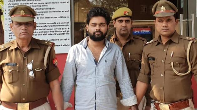 Police said the accused Gulshan Kashyap (centre) is a resident of Devi Lal Colony in Gurugram and a third-year BCom student. (HT Photo) Police said the accused Gulshan Kashyap (centre) is a resident of Devi Lal Colony in Gurugram and a third-year BCom student. (HT Photo)