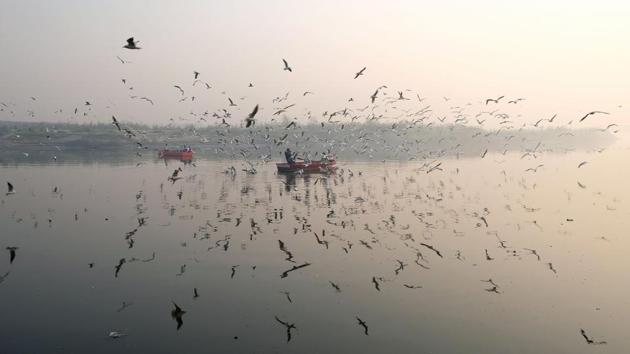 It was a misty morning in the national capital on Wednesday with ‘very poor’ air quality, the Met said, cautioning against morning walks.(AFP) It was a misty morning in the national capital on Wednesday with ‘very poor’ air quality, the Met said, cautioning against morning walks.(AFP)