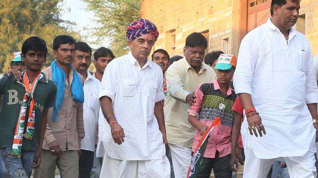 Congress candidate from Jhalawar, Manvendra Singh campaigns in a village, in Jhalawar, on Sunday, 25 November 2018.(Himanshu Vyas / HT Photo)