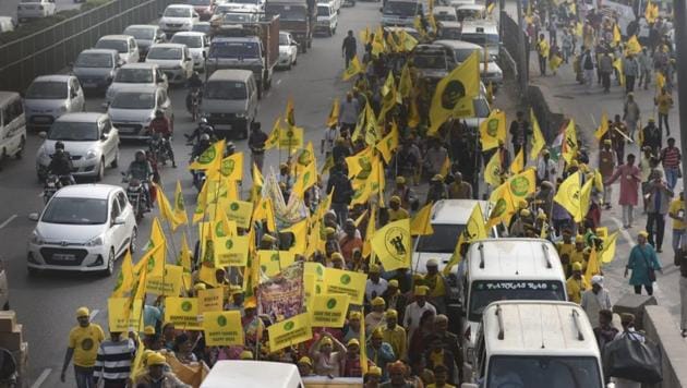 Farmer’s march in Delhi: Thousands of farmers from across the country started marching towards Delhi’s Ramlila Maidan on Thursday to participate in two-day “Kisan Mukti March” to press for their demands.(Vipin Kumar/HT Photo)