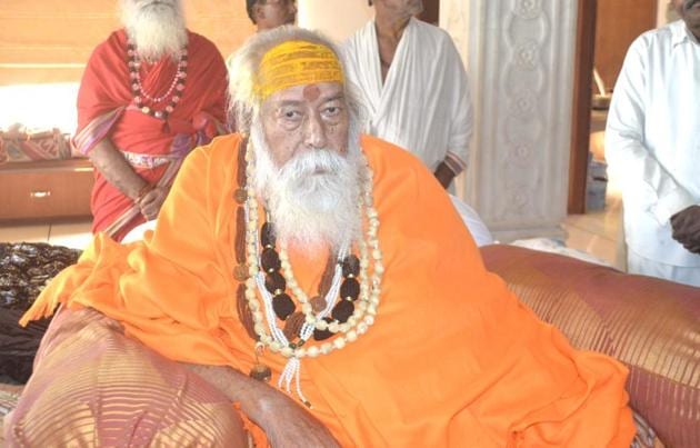 Swami Swaroopanand was addressing a press conference at the Sri Vidya Mutt on Wednesday after conclusion of a three-day param dharma sansad (religious conclave).(HT Photo)