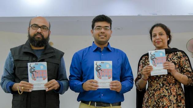 Subhra Halder(centre) with his debut novel ‘Reminiscence of Hell: Life at IIM Lucknow’.(HT Photo) Subhra Halder(centre) with his debut novel ‘Reminiscence of Hell: Life at IIM Lucknow’.(HT Photo)