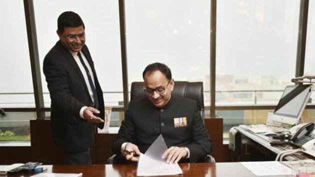 Ousted CBI chief Alok Verma (seated) seen with his deputy Rakesh Asthana. Both were divested of duties on October 23 following internal feud between the two over corruption charges.(Ravi Choudhary/HT file photo) Ousted CBI chief Alok Verma (seated) seen with his deputy Rakesh Asthana. Both were divested of duties on October 23 following internal feud between the two over corruption charges.(Ravi Choudhary/HT file photo)