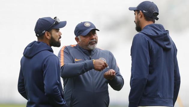 India's Virat Kohli, left, speaks with Bharat Arun the Indian bowling coach, center, and Ishant Sharma (File image)(AP) India's Virat Kohli, left, speaks with Bharat Arun the Indian bowling coach, center, and Ishant Sharma (File image)(AP)