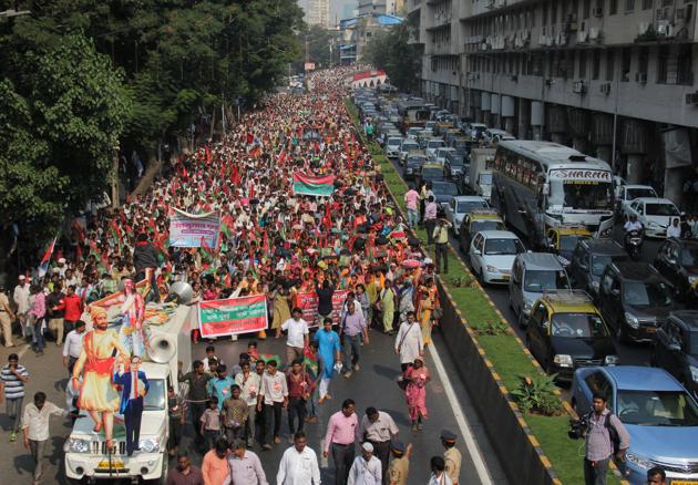 Farmers march towards Azad Maidan from Lalbaug area, demanding better compensation for drought and transfer of Forest rights to tribal’s in Mumbai.(HT Photo)