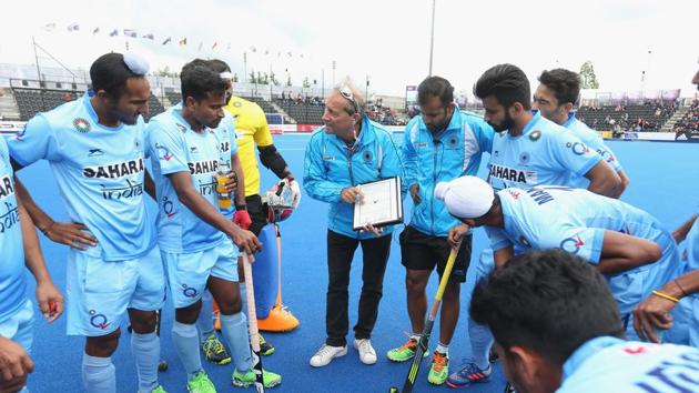 File image of former Indian hockey coach Roelant Oltmans speaking to the players.(Getty Images)