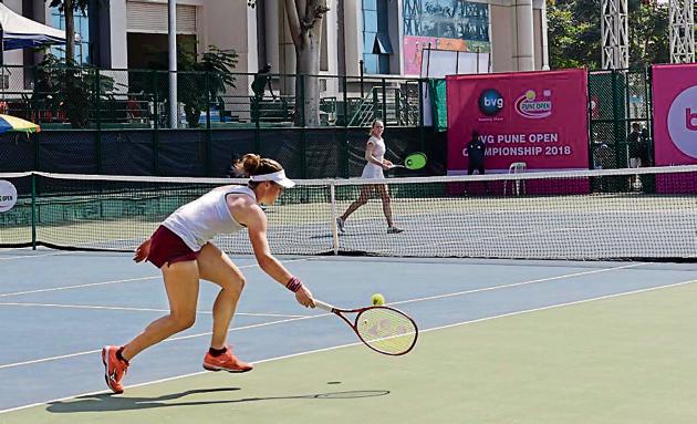 Tamara Zidansek (foreground) in action during the BVG Pune Open ITF women’s championships at Shiv Chhatrapati sports complex Balewadi on Thursday.(HT PHOTO)