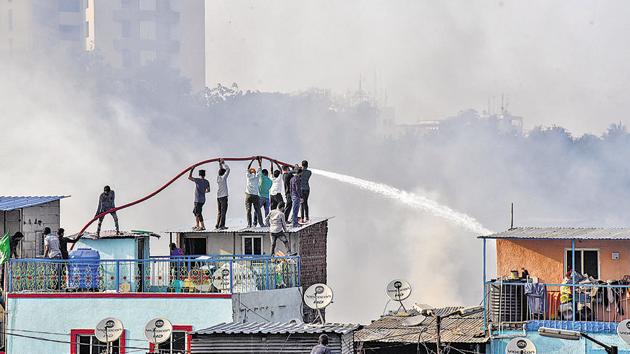 The fire at Patil Estateslums broke out at 1 pm on Wednesday and required 20 fire tenders to help douse the fire. While no one living in the slum was injured, houses were destroyed and hundreds of slum dwellers have been left homeless.(SANKET WANKHADE/HT PHOTO)