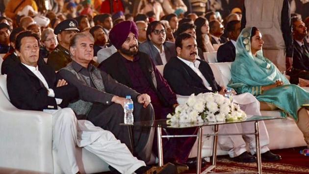 Pakistan's Prime Minister Imran Khan (extreme left), cricketer-turned politician Navjot Singh Sidhu and others during the ceremony for Kartarpur corridor, Pakistan on November 28(PTI)