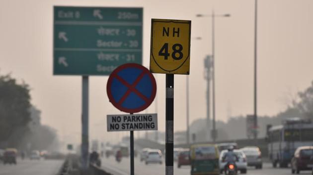 The victim, Karan Malhotra, was waiting for a cab on NH 48 when he was offered a lift and subsequently robbed on Sunday, November 25. (Sanjeev Verma/HT PHOTO) The victim, Karan Malhotra, was waiting for a cab on NH 48 when he was offered a lift and subsequently robbed on Sunday, November 25. (Sanjeev Verma/HT PHOTO)