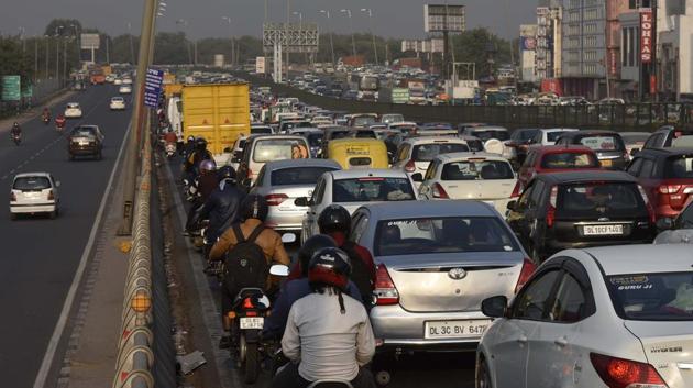 Traffic snarls that extend to several kilometres on the busy Delhi-Gurugram Expressway have become common since construction began on an underpass on NH8 near Mahipalpur.(Vipin Kumar /HT Photo) Traffic snarls that extend to several kilometres on the busy Delhi-Gurugram Expressway have become common since construction began on an underpass on NH8 near Mahipalpur.(Vipin Kumar /HT Photo)