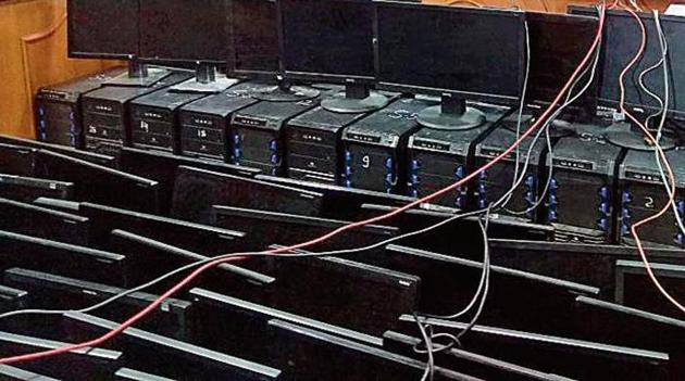 The police have seized phones, hard disks, servers and electronic hardware from the call centres in Gurugram.(HT Photo) The police have seized phones, hard disks, servers and electronic hardware from the call centres in Gurugram.(HT Photo)