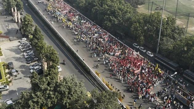 Protesting farmers have reached Parliament Street on the second day of a 2-day protest to press for their demands for debt relief, better MSP for crops, among others. The farmers, who have been camping at the Ramlila ground here since Thursday, began their march on Friday amid heavy police deployment. (Sanchit Khanna / HT Photo)