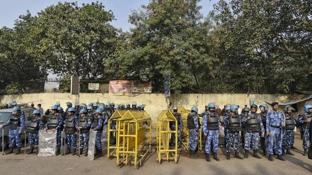 Over 3,500 police personnel have been deployed for the farmers’ march from Ramlila Maidan to Parliament Street, a high security zone, police said. As many as 850 police personnel, up to the rank of sub-inspectors, will be deployed in the Central district. They will be augmented by the presence of 12 police companies, including two of women, comprising 75-80 personnel each. (Sanchit Khanna / HT Photo)