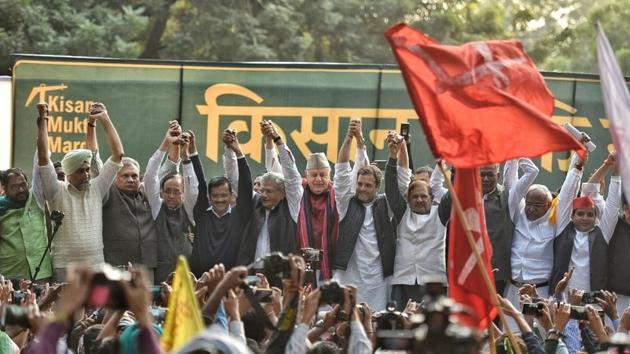 Prominent leaders from different parties including Sharad Pawar, Dinesh Trivedi, Farooq Abdullah, Arvind Kejriwal, Rahul Gandhi and Sitaram Yechury have gathered in support of the farmers at Jantar Mantar. (Sanchit Khanna / HT Photo)