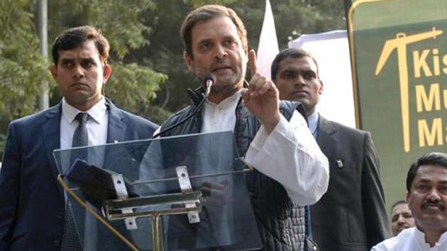 Congress president Rahul Gandhi addressed the tens of thousands of farmers who had marched to Jantar Mantar on Friday.(Twitter/Congress)