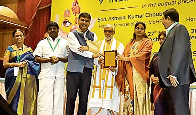 Ashwini Kumar Choubey (center) giving away the award to Dr Shailesh Puntambekar (3rd from left), uterus transplant surgeon and director of Galaxy Care Hospital on November 27 in Delhi, who conducted India’s first uterus transplant in 2017.(HT/PHOTO)