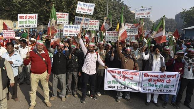 Central Delhi witnessed traffic disruptions on Friday as thousands of farmers from all over the country marched towards Parliament after camping overnight at Ramlila Maidan to press for their demands of debt relief and better MSP for crops, among others. Political leaders from various parties including Rahul Gandhi have landed at Parliament Street to address the farmers. Delhi chief minister Arvind Kejriwal is also expected. (Sanchit Khanna / HT Photo)