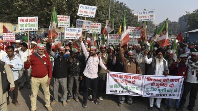 The rally moves towards Jantar Mantar. The farmers have banded usnder the All India Kisan Sangharsh Coordination Committee (AIKSCC), which claims to be an umbrella body of 207 organisations of farmers and agricultural workers. The AIKSCC has claimed that the two-day rally will be one of the largest congregations of farmers in Delhi. (Sanchit Khanna / HT Photo)