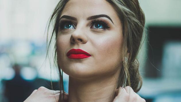 The Hollywood red never goes out of style (unsplash) The Hollywood red never goes out of style (unsplash)