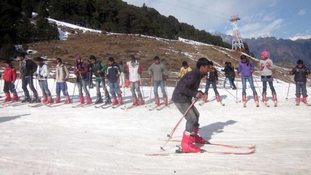 Tourists enjoy skiing at Auli in Chamoli district. Uttarakhand plans to promote adventure tourism as part of its new tourism policy.(HT File)