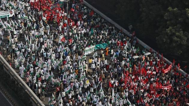 Farmers march towards the parliament house during a rally to protest soaring farm operating costs and plunging prices of their produce, in New Delhi on November 30, 2018.(Reuters)