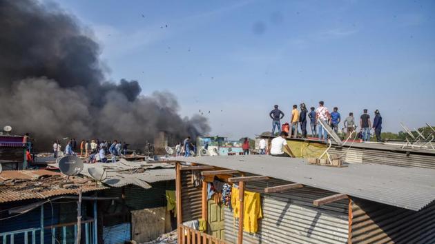 Plumes of smoke billow from the Patil Estate slum of Shivaji Nagar after a fire broke out in Pune, Maharashtra on November 28, 2018. (Sanket Wankhade / HT Photo)